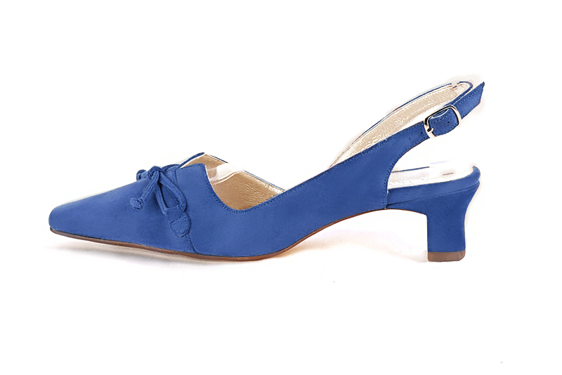 Electric blue women's open back shoes, with a knot. Tapered toe. Low kitten heels. Profile view - Florence KOOIJMAN